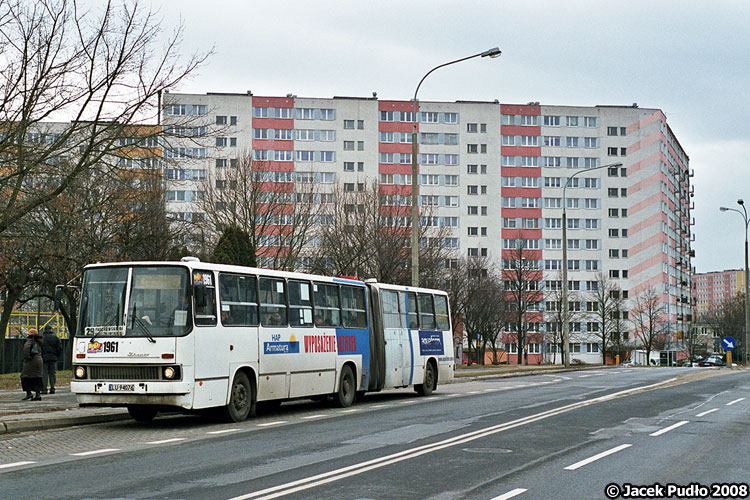 1961
Na tle 11-piętrowca.
