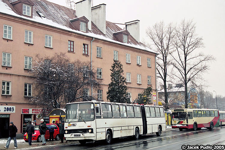 1967
Niezwykle ruchliwy przystanek i skasowany w 2007 ikarus. 
