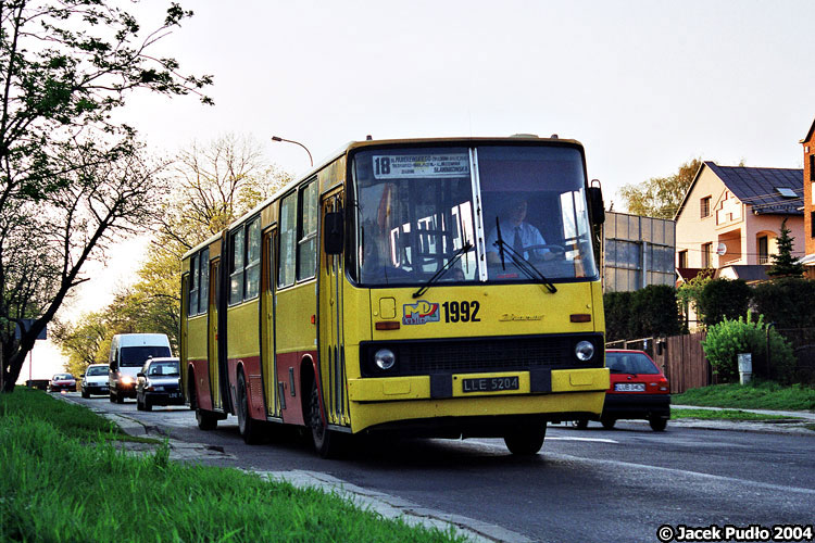 1992
Ikarus w kwadratowym malowaniu z tej strony wyglądał nawet ciekawie. Pas okienny pozostał niepomalowany, pomimo iż był w wyblakłym pomarańczowym kolorze.
