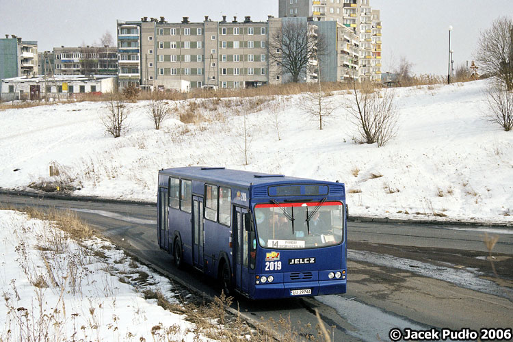 2019
Osiedle Poręba, stara pętla w miejscu późniejszej ulicy, a w tle nieocieplone jeszcze bloki z wielkiej płyty systemu W-70.
