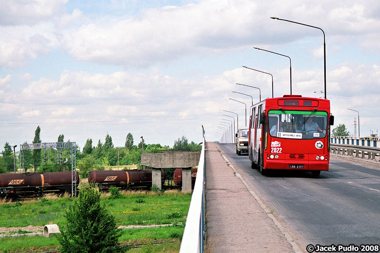 2022
Dołem przetaczają się cystery, a na górze raptem 9 ton z hakiem.

