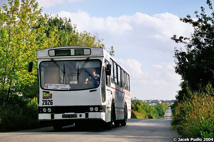 2026
Kto by pomyślał, że za parę lat ma być tu dwupasmowa wylotówka, będąca trasą dojazdową do obwodnicy. Póki co jest tu cicho i spokojnie, nie ma nawet chodnika ani latarni ulicznych. Czasem tylko przewinie się czwórka.
