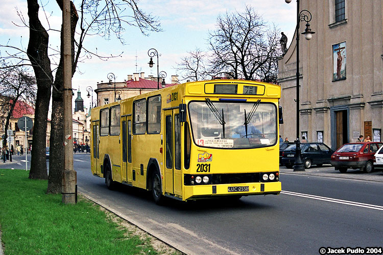 2031
Zdjęcie z epoki, gdy wyjazdy na linię Migów i ikarusów świeżo po remontach były jeszcze rzeczą powszednią. Tylko dzięki tym remontom, obejmującym wymianę skorodowanych elementów szkieletu kratownicy, wymianę poszyć blacharskich i regenerację podzespołów, był możliwy tak długi żywot typów M11 i 280. Gdyby nie remonty, to wozy te byłyby kasowane po 10-15 latach eksploatacji.
