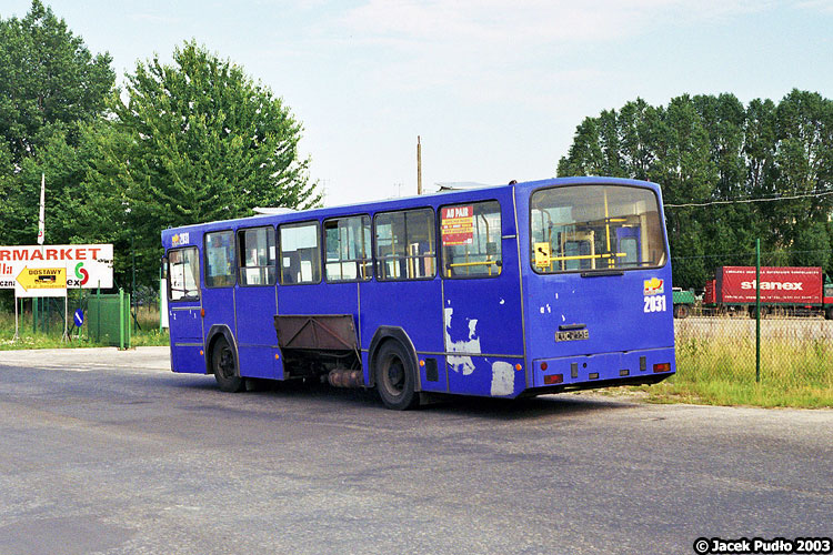 2031
Przeszłość lubelskiej komunikacji miejskiej to dziesiątki zapomnianych malowań, po kilka wcieleń wizualnych każdego autobusu. Na zdjęciu awaria 2031 na 50, silnik nagle zgasł. Zdaje się, że się zapowietrzył.
