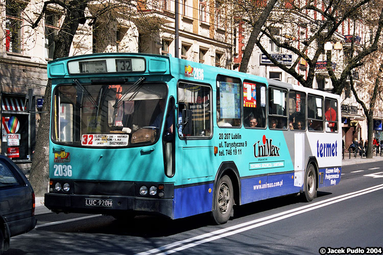 2036
Najciekawiej jest chyba wtedy, gdy banalne zdjęcie staje się historią. Autobus 2036 służył nam 22 lata, od 1986 do 2008 roku. Na koniec jeździł sobie z turystyczną skrzynią biegów. Reklama na wozie pochodzi z końca epoki różnokolorowych podkładów. W tym wypadku zaadaptowano biało-granatowe barwy po reklamie Netii, zresztą już drugi raz.
