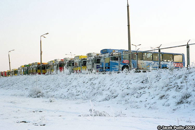 2041
Rządek autobusów marznących na mrozie.
