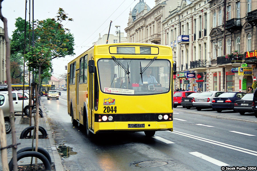 2044
2044 świeżo po prowizorycznym remoncie blacharki. W zasadzie obowiązywało wtedy kwadratowe malowanie, ale dotyczyło ono tylko neoplanów i jelczy M121. Linia 15A znikła, połączona z 15B.
