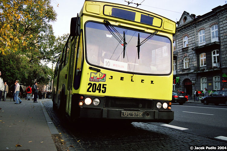2045
Różnobarwna mozaika autobusów, z których każdy był w innym kolorze, odchodzi w niepamięć.
