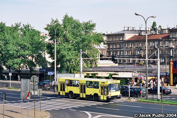 2053
Od wielu lat mówi się o przemianach na lubelskim Podzamczu, póki co plany przebudowy tego uczęszczanego miejsca kończą się jednak na papierze. Na zdjęciu 2053 w interesującym podkładzie pod reklamę.
