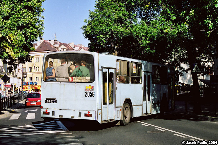 2056
Podkład spod reklamy Coty szybko wyblakł i autobus wyróżniał się wybitnie trupiastym wyglądem. Pomógł mu dopiero remont w Krakowie.
