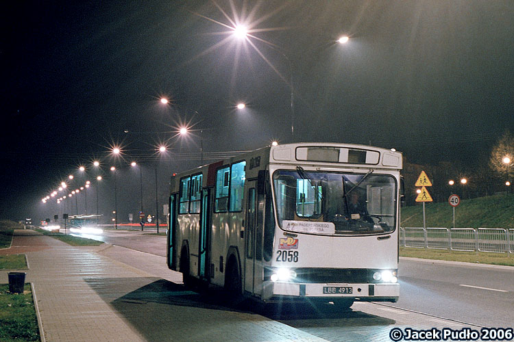 2058
Skasowany w 2009 roku Jelcz dzielnie obsługiwał linię 42. Przed chwilą wyruszył z osiedla Poręba - miejsca, gdzie kończą się latarnie. Na karoserii są jeszcze ślady po reklamie KTS - nosił ją aż do kasacji w 2003 również Jelcz PR110M #2137.
