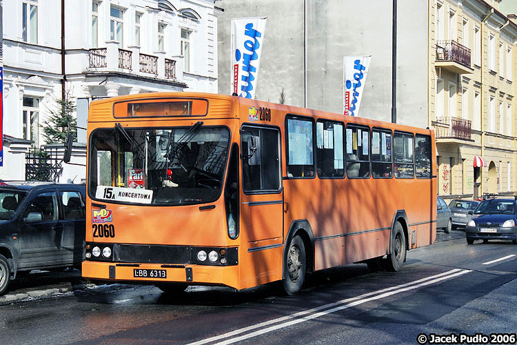 2060
Po kolizji plastikowy zderzak zamieniono na stalowy. Prowizorka w MPK jest wieczna - gdy się coś założy to się o tym natychmiast zapomina. Podobno na magazynie na Majdanie jest nawet plastikowy zderzak w oryginalnym wzorze pasujący do 2180.
