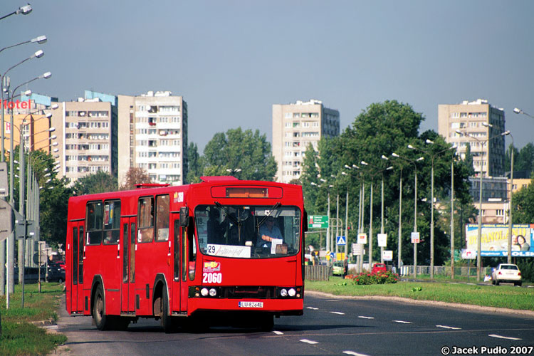 2060
Mig wychyla się z wyjazdu z przystanku przy bazarze, pod posępnym okiem betonowych bloków.
