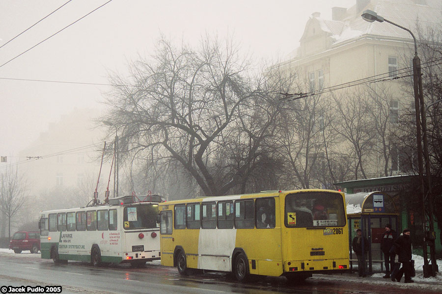 2061
2061 w zimny, depresywnie mglisty dzień. Malowanie na karoserii podkłady pod reklamy wtedy zanikały, a dziś są już wspomnieniem - reklamy są tylko naklejane.
