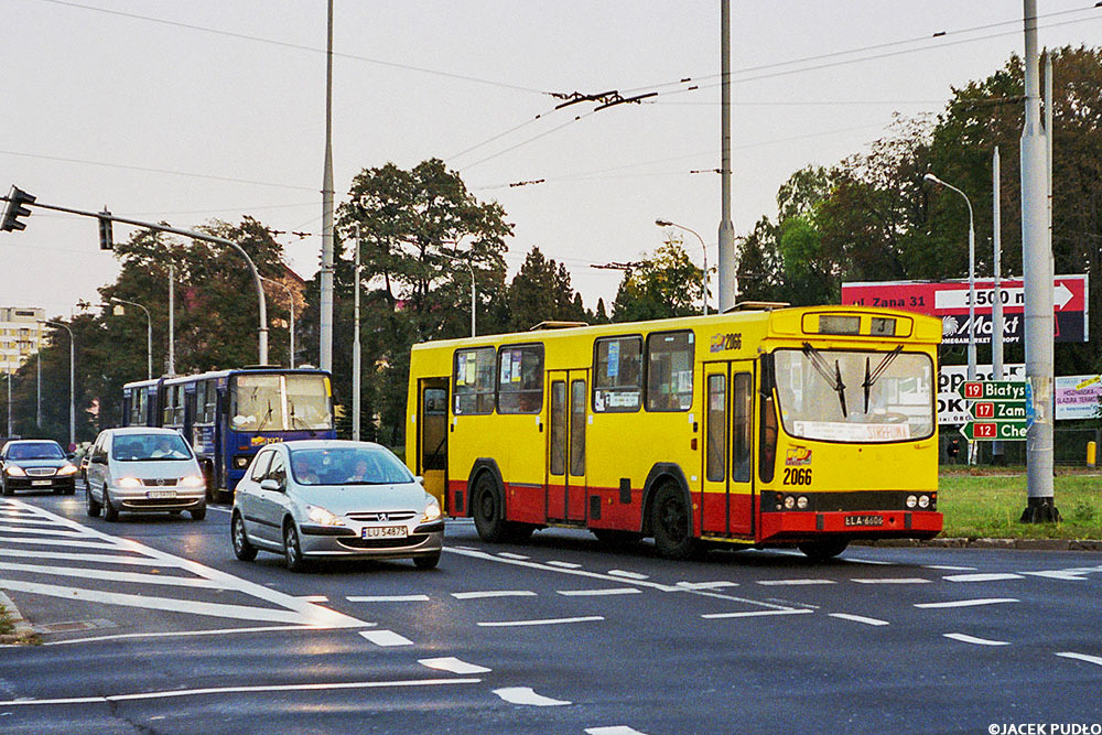 2066
Jelcz M11 na linii 3, wówczas strefowej - czyli z podwyższoną opłatą. To rozwiązanie nie utrzymało się za długo. Uwagę zwracają otwarte w czasie jazdy tylne drzwi. W tamtym okresie w Lublinie było ponad 60 M11 i 60 IK280.
