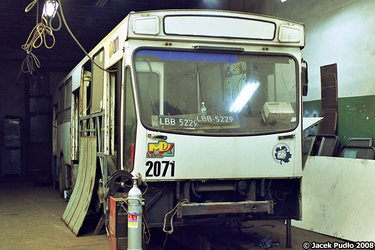 2071
Jelczyk w trakcie remontu, w kącie dużej hali na Majdanie Tatarskim. Od pewnego czasu remonty autobusów przeprowadzane są również w tym południowo-wschodnim pomieszczeniu.

