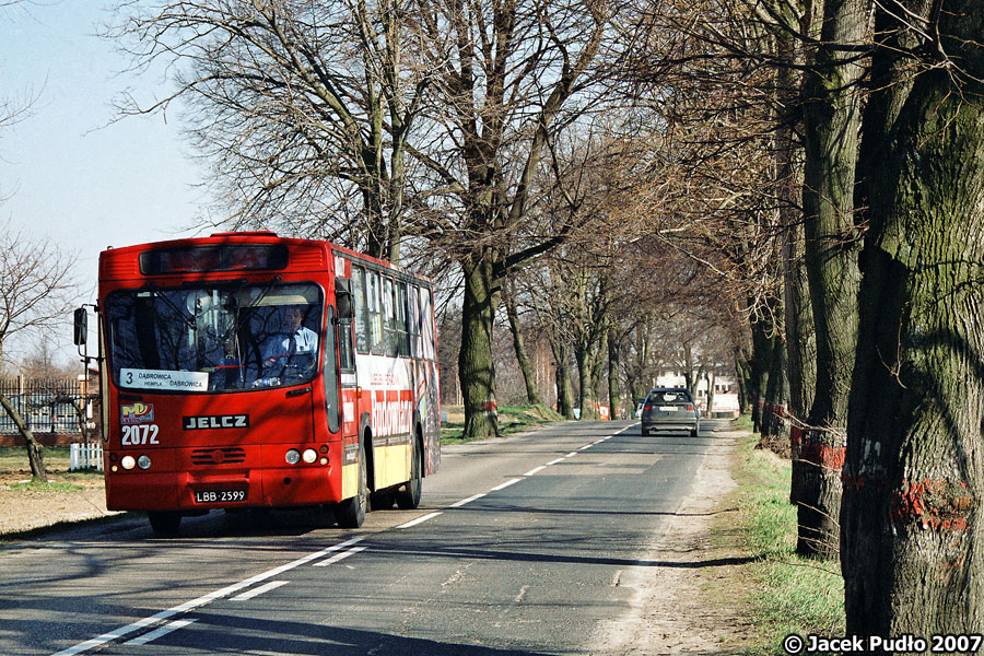 2072
Przy trasie na Nałęczów wiekowe drzewa rosną tuż za krawędzią jezdni, nadając jej wyjątkowego uroku.
