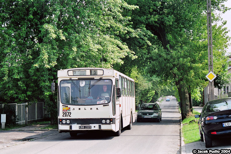 2072
Ulica Ponikwoda. Według mnie zawsze brakowało zdjęć z tego ciekawego odcinka lubelskiej sieci komunikacyjnej, gdzie jeździ w dni powszednie tylko linia 5, przebijająca się osiedlową uliczką pomiędzy okazałymi drzewami i domkami ładnego osiedla. Wiele detali ze zdjęcia zdradza też, że dużo się zmieniło przez 7 lat. Filmów w M11 nie używa się, czcionka numerów taborowych zmieniła się, a klasyczny wygląd Miga jest coraz trudniejszy do spotkania.
