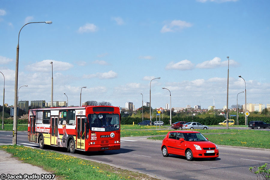 2072
Na prawo od jelcza na horyzoncie widać po kolei: wieżowce przy skrzyżowaniu Zana/Nadbystrzycka, wieżowiec rektoratu UMCS, wieżowiec Wydziału Matematyki UMCS, wieżowiec KUL i wieżę telewizyjną. Cóż, Manhattan to nie jest :)
