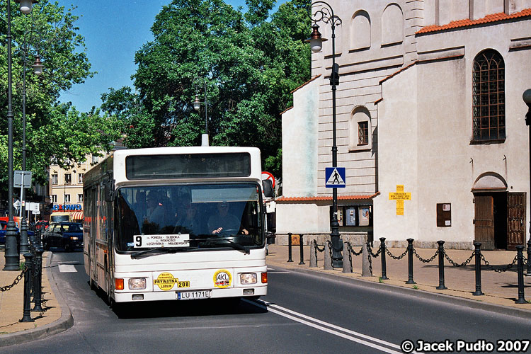 208
NL202 z Cottbus przemierza wyremontowaną w 2004 część ul. Narutowiucza. W tle fragment fasady kościoła Powizytkowskiego. Poprzednie malowania używanych autobusów skutecznie zamaskowuje się ostatnio reklamami całopojazdowymi.
