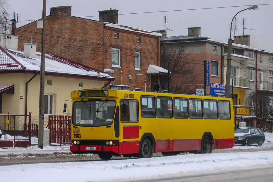 2083
Jelcz L11 był autobusem przewidzianym dla PKS, jednak te dwudrzwiowe autobusy przydzielano też do przedsiębiorstw komunikacji miejskiej. Pojawiały się na liniach o mniejszym obłożeniu lub przebiegu podmiejskim, m. in. 4, 12, 24, 27, 37, 50, 53, 56. Autobus 2083 z 1988 r. jeździł do 2007 roku. Na zdjęciu z 2006 r. już po remoncie wykonanym w 2003 roku. fot. Lucas
