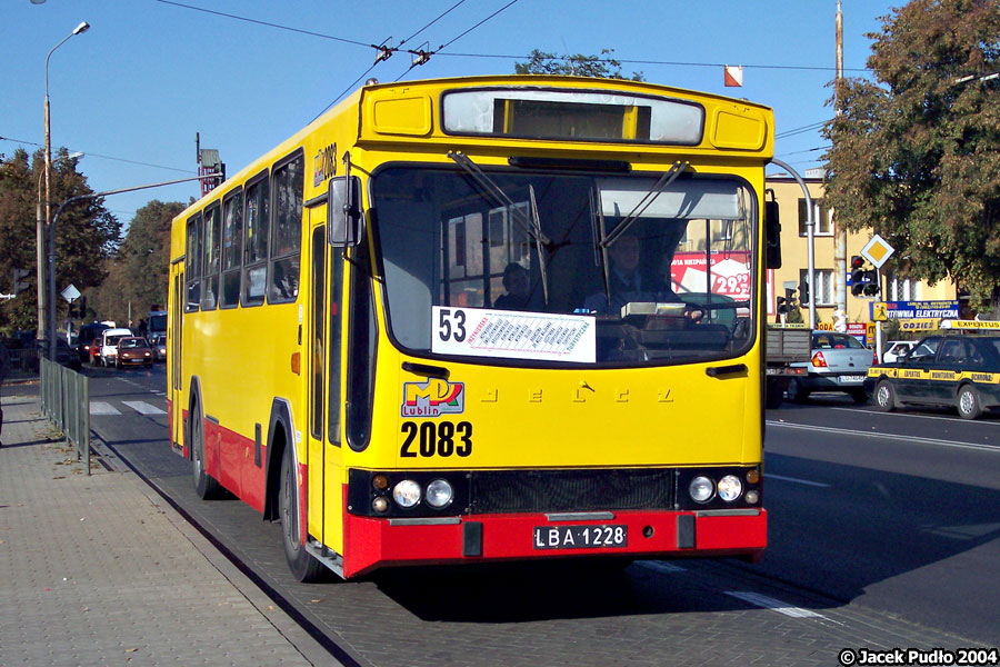 2083
Z cyklu - nieistniejący autobus na nieistniejącej linii. Dwudrzwiowe Jelcze L11 były autobusami dosyć niepraktycznymi jak na potrzeby MPK, jednakże dzięki turystycznej skrzyni biegów klimat jazdy nimi pozostawiał Jelcze M11 w tyle.
