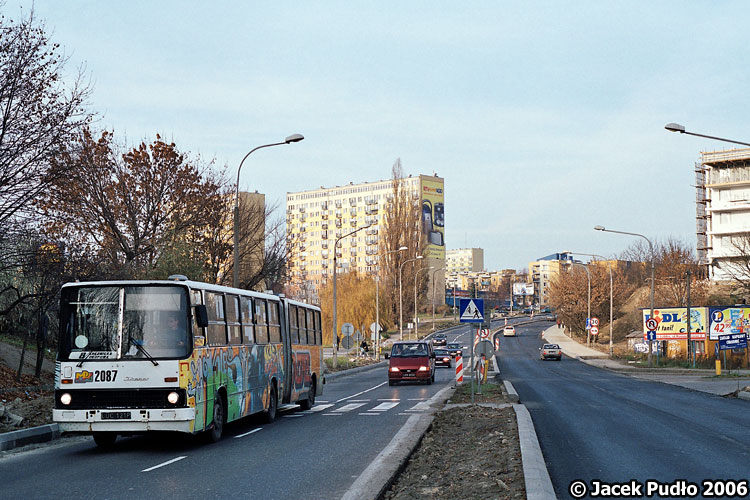 2087
Jedna z najgorszych ulic doczekała się remontu. Ikarusa pomalowano w grafitti podczas Drzwi Otwartych MPK w 2005 roku.
