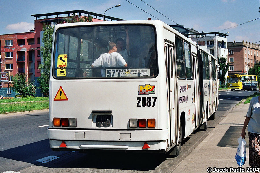 2087
Ikarus na podstawowej linii - przez 30 lat było to oczywiste. W tamtym czasie plagą było rysowanie szyb od środka przez wandali.
