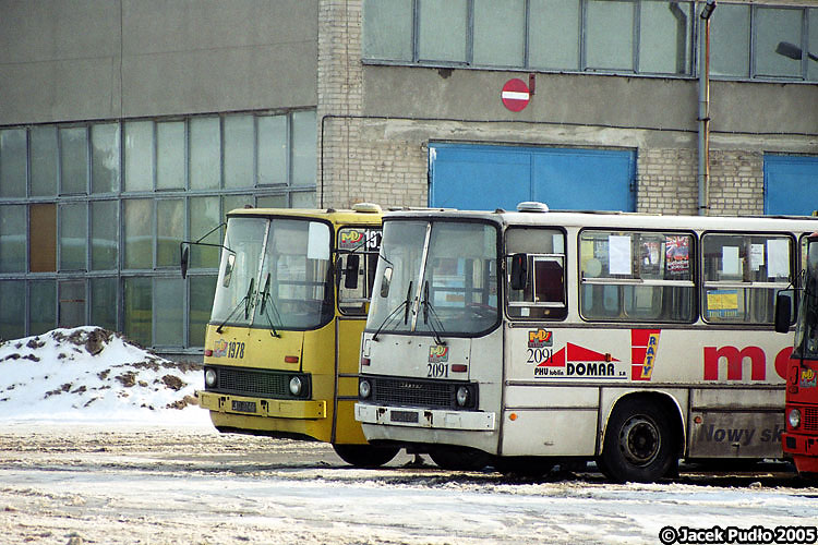 2091 1978
Robione trochę przypadkowo zdjęcia robią się ciekawe po latach. Ikarusy w kolejce do hali napraw.
