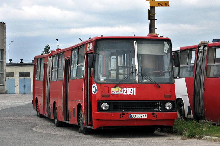 2091
W miejscu straceńców. Uszkodzeniu uległa kratownica przy silniku. Jak się później okazało, ikarus uszedł z życiem.
