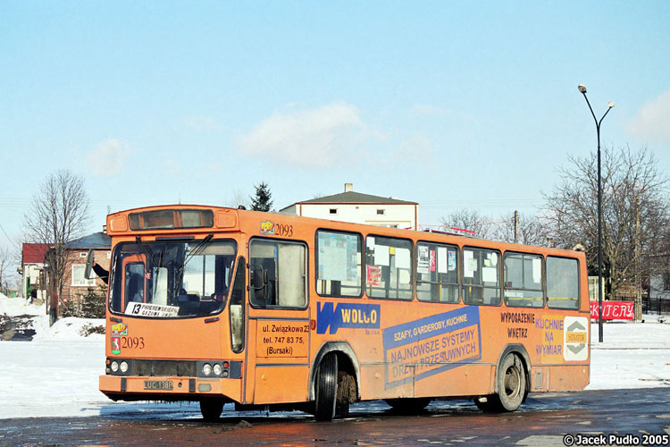 2093
Gdzie zniknęły te różnorodne autobusy, każdy z inną barwą, podkładem pod reklamę?
