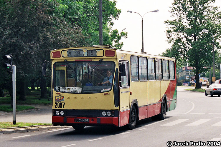 2097
2097 pomalowano około 2001 roku wyblakłymi farbami, co bardzo postarzyło go wizualnie. Warto zwrócić uwagę na stare filmy, wówczas jeszcze używane równolegle z tablicami.
