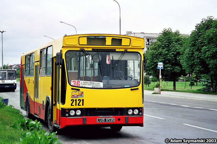 2121
2121 na bardzo pociętej w ostatnich latach linii 36 w zanikającym już na autobusach MPK malowaniu.
