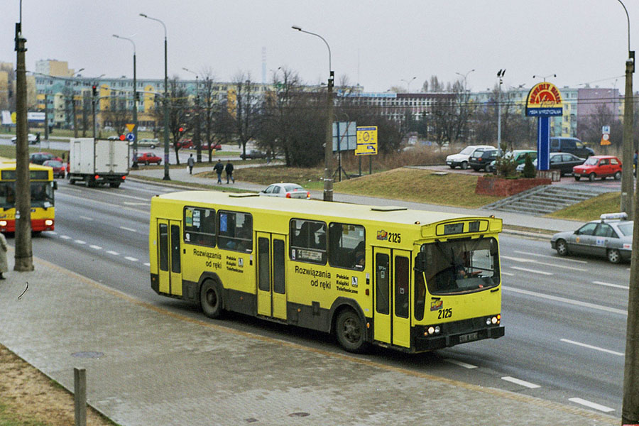 2125
Trudno zliczyć, w ilu różnych kolorach i malowaniach były kiedyś autobusy MPK. Na zdjęciu Jelcz M11 #2125 z 1990 roku na linii 14 w 2003 roku, z oryginalnymi, państwowymi, czarnymi tablicami rejestracyjnymi. W roku wyprodukowania tego Jelcza, czyli 1990, linia 14 trafiła na trasę Jana Pawła II - Felin. fot. Lucas
