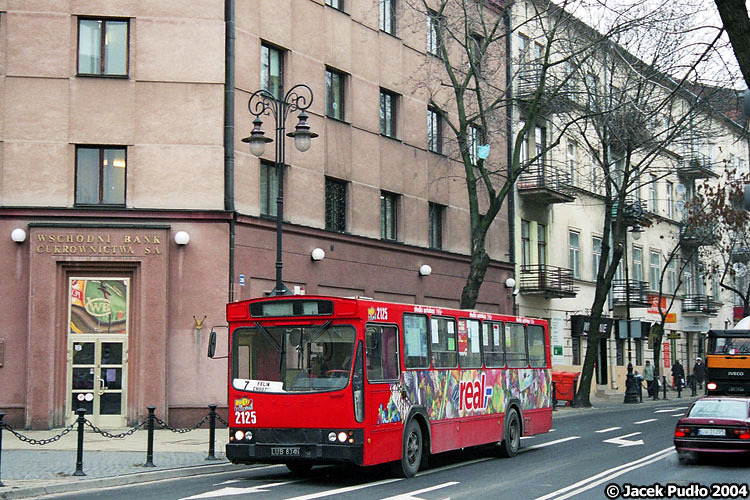 2125
Z cyklu: wspominamy dawne reklamy. Na zdjęciu - wybitnie pstrokata wyklejanka Reala.
