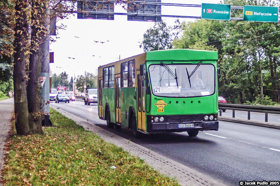 214
Część ciekawych prywatnych autobusów jest udokumentowana tylko na kiepskiej jakości zdjęciach. Takich zielono-żółtych M11 było kilka.
