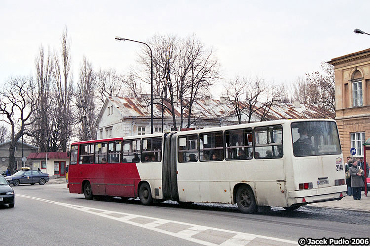 2148
Stan blacharki cokolwiek niezadowalający, ale trzeba oczywiście mieć na uwadze, że o żywotności wozu nie decyduje to, co widać z zewnątrz.
