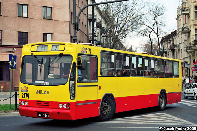 2174
Jelcz prezentował się okazale po remoncie w 2003 roku (pomijając tył z zieloną klapą).
