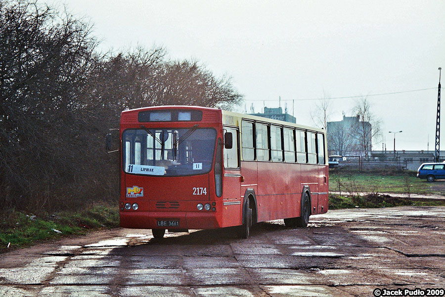 2174
Stara pętla z płyt pod zajezdnią Majdan Tatarski w 2009 r. Podobna pętla z płyt była np. przy ul. Wojciechowskiej przed budową pierwszego przedłużenia ul. Bohaterów Monte Cassino. Sam autobus był w ciekawej kompletacji - silnik mielecki i skrzynia automatyczna ZF.
