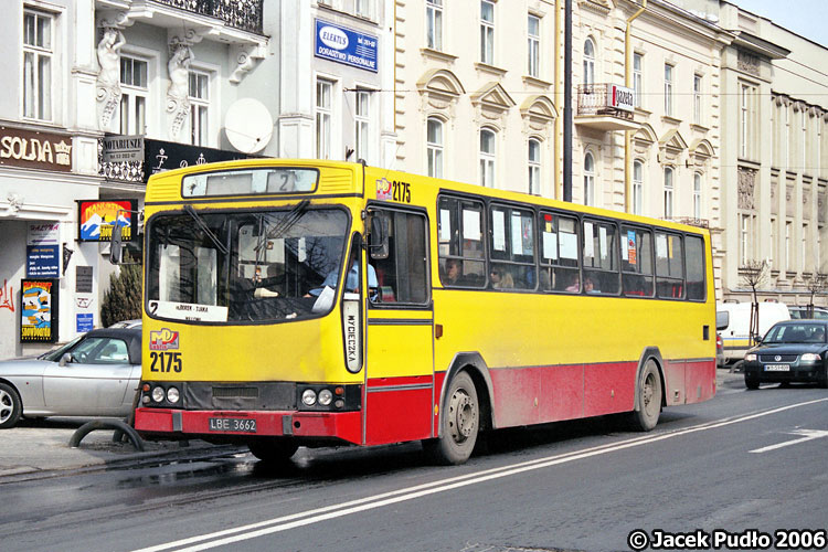 2175
Jeden z 2 autobusów zakupionych na próbę w 1994 roku, rok później zakupiono już niskopodłogowe jelcze M121M. Autobus wyposażony jest w nietypowej dla tego rocznika kombinacji w silnik z Mielca i skrzynię ZF. 
