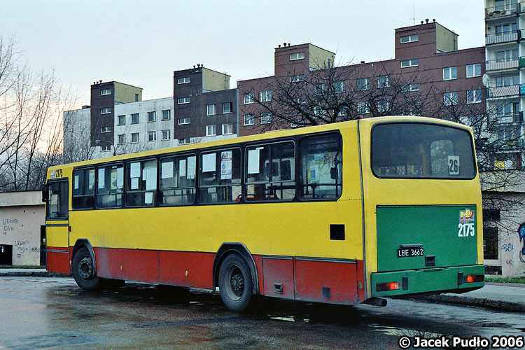2175
Paskudne kwadratowe malowanie dopadło w 2005 jelcza 120M #2175. W tle typ bloku dominujący w tej części Czechowa.
