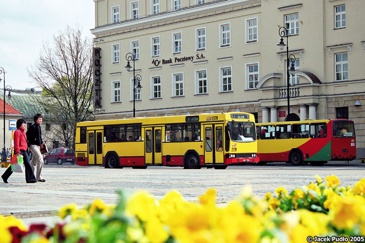 2178
Wiosennie, świeżo, kolorowo. Dodaję na pocieszenie przed zimą. No i ten fantazyjny stary zderzak, który niezorientowanych miłośników wprawia w niemałe zdziwienie i wątpliwości co do typu :)
