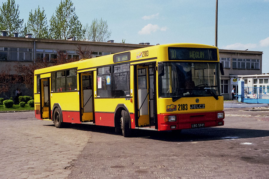 2183
Jeden z pierwszych Jelczy M121M, którym wykonano remont blacharski. Linia 10 na starej trasie, na kursie pod chłodnię.
