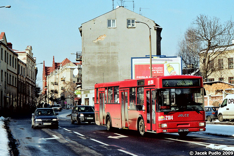 2184
Obskurne ściany kamienic nie prezentują się zachęcająco, ale za to dalsza część ulicy prezentuje się dużo ciekawiej.
