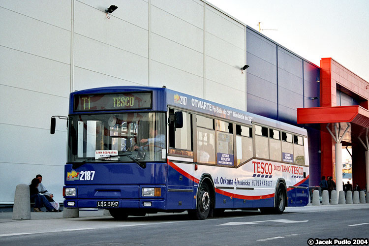 2187
Do obsługi darmowych linii dowozowych do Tesco zakwalifikowano dwa względnie dobre wówczas autobusy - 2187 i 2181. 2187 przemalowano w tescowy podkład z malowania kwadratowego, a 2181 - z wygiętego.
