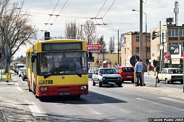 2188
Jelcz w kwadratowym malowaniu mija kolizję.
