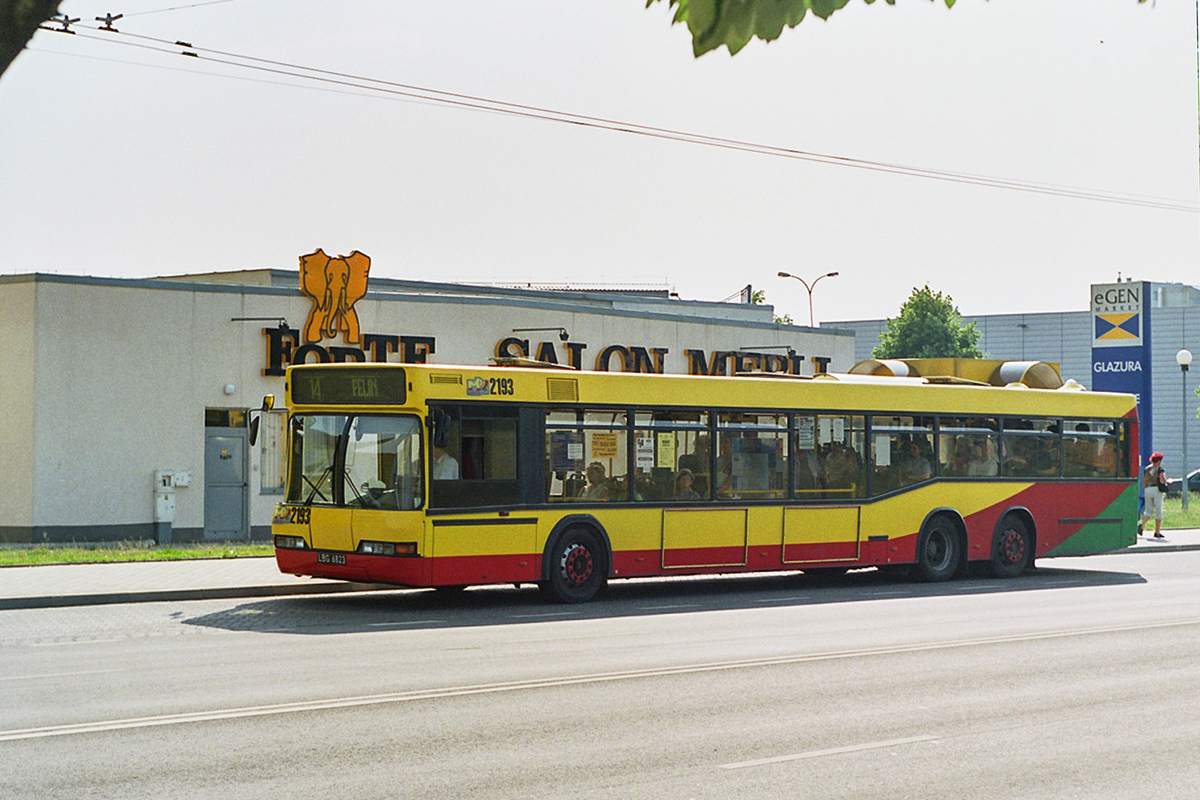 2193
Wówczas Neoplany często można było spotkać na linii 14. Dominowało jeszcze wygięte, żółto-czerwono-zielone malowanie. 7-litrowy, wysilony silnik miał ciężką pracę w tym długim nadwoziu.
fot. Michał Kowalczyk
