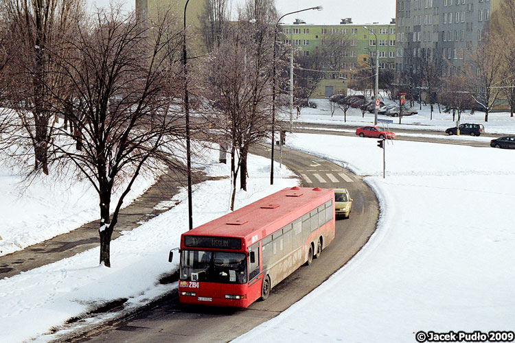 2194
Zastanawiać może, dlaczego w zimę na burcie autobusu widoczny jest ślad kratownicy. Otóż belki kratownicy są stalowe i lepiej przewodzą ciepło uciekające z wnętrza. W rezultacie wilgoć nie może zamarzać i brud przybiera ciemniejszy odcień.
