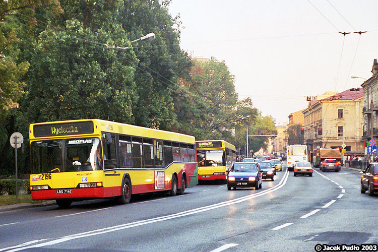 2196
Komfortowe i pojemne neoplany często wystawiano do obsługi wycieczek i wesel. Te niskopodłogowe, pięknie prezentujące się w wygiętym malowaniu wozy były świetną wizytówką MPK w latach 90., wyróżniając się nawet w skali kraju pośród morza Ikarusów i Jelczy.
