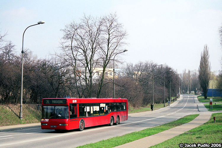 2197
Linia 26 w drodze na końcowy na Czechowie, w tle jeszcze pusty, a obecnie już zabudowany teren. Ulica jeszcze wówczas bez trasy trolejbusowej.
